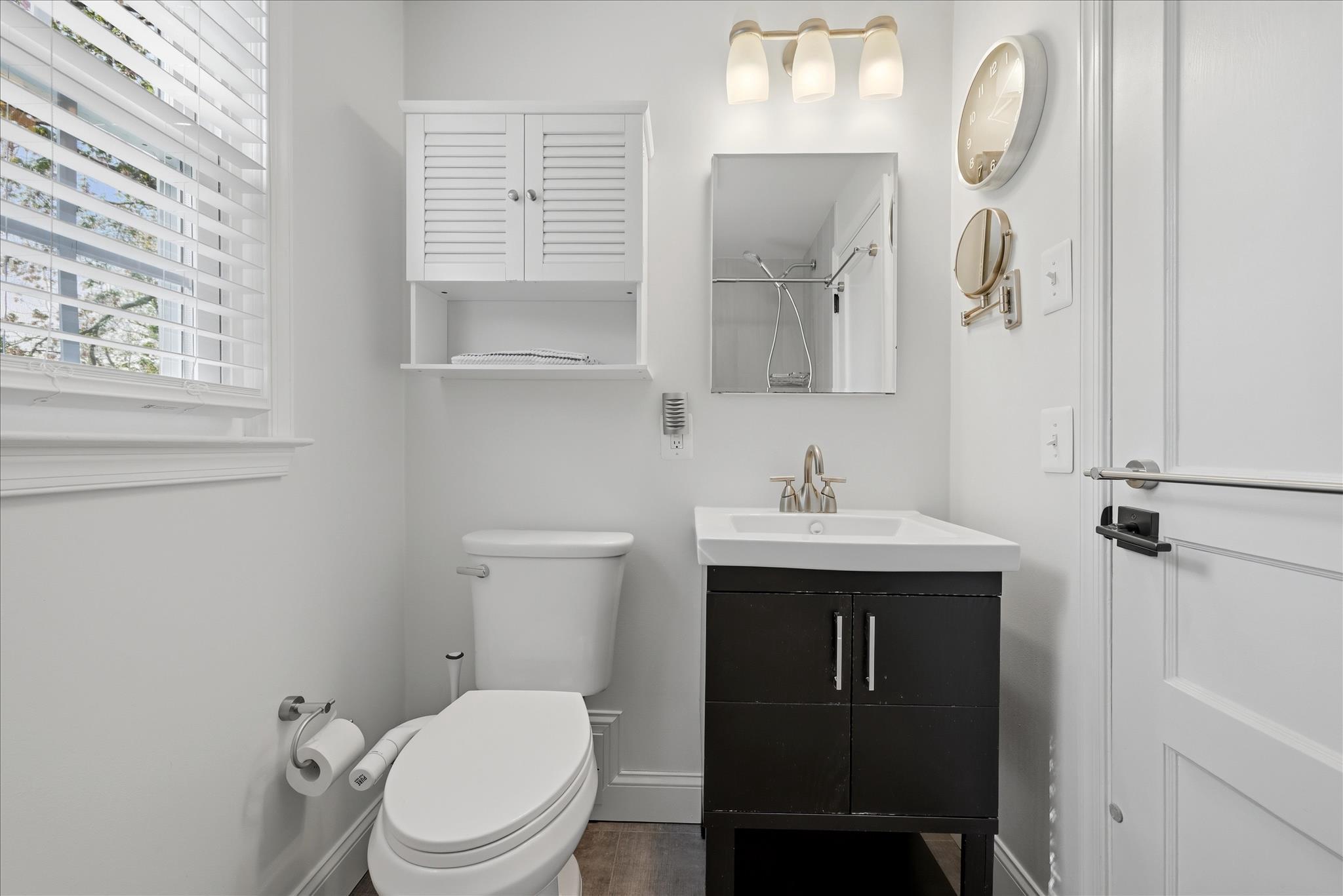 3312 Holloman Road Falls Church, VA 22042 - Photo 31 of 68 Upper level full bath -renovated