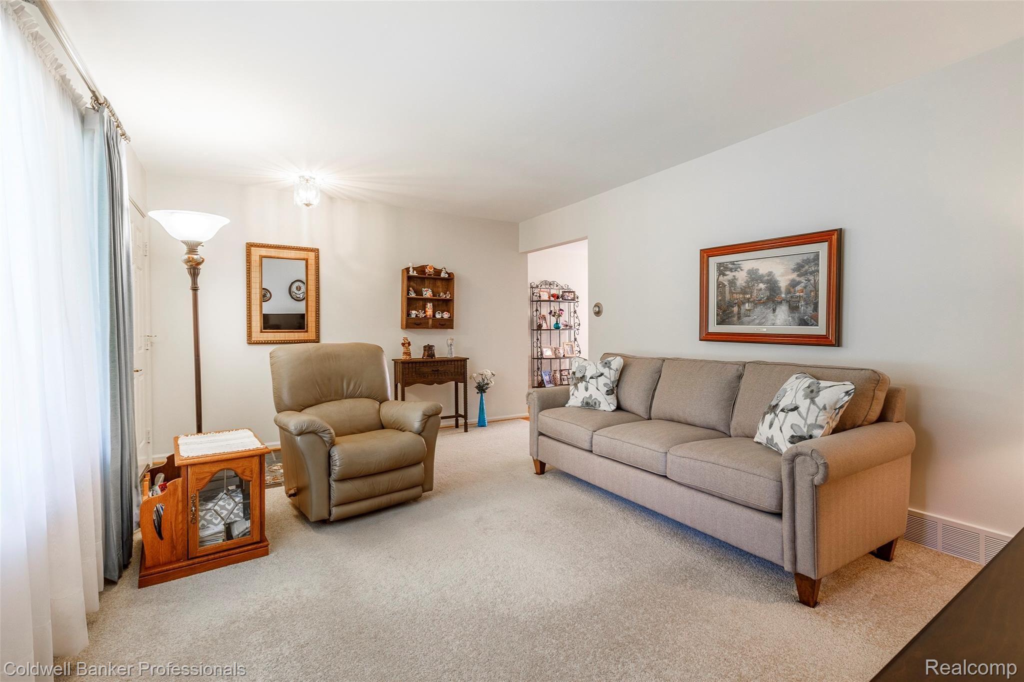 6945 Hubbard Road Clarkston, MI 48348 - Photo 14 of 22 Great room from another angle