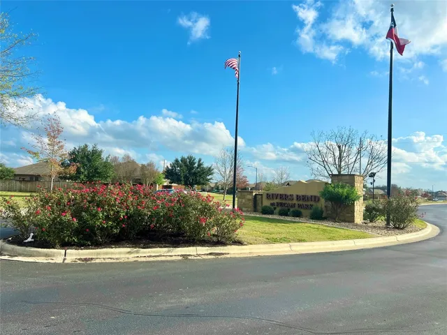 $2,300 | 611 Bluffview Drive, Bastrop, TX 78602