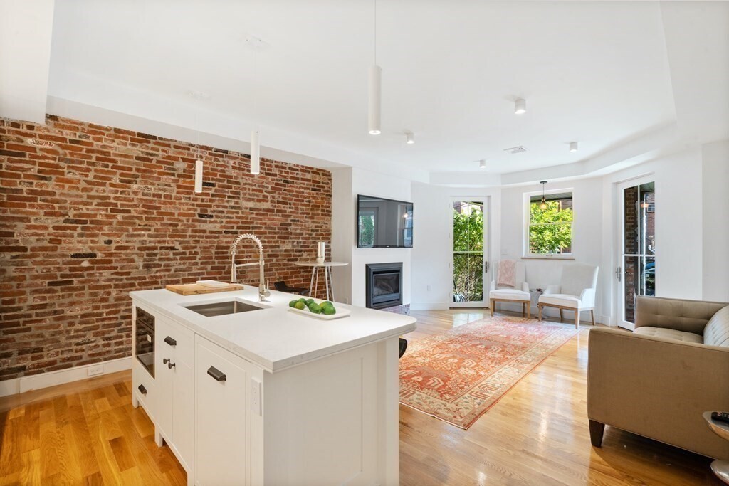 15 Regent Circle, Unit 1 Brookline, MA 02445 - Photo 4 of 12