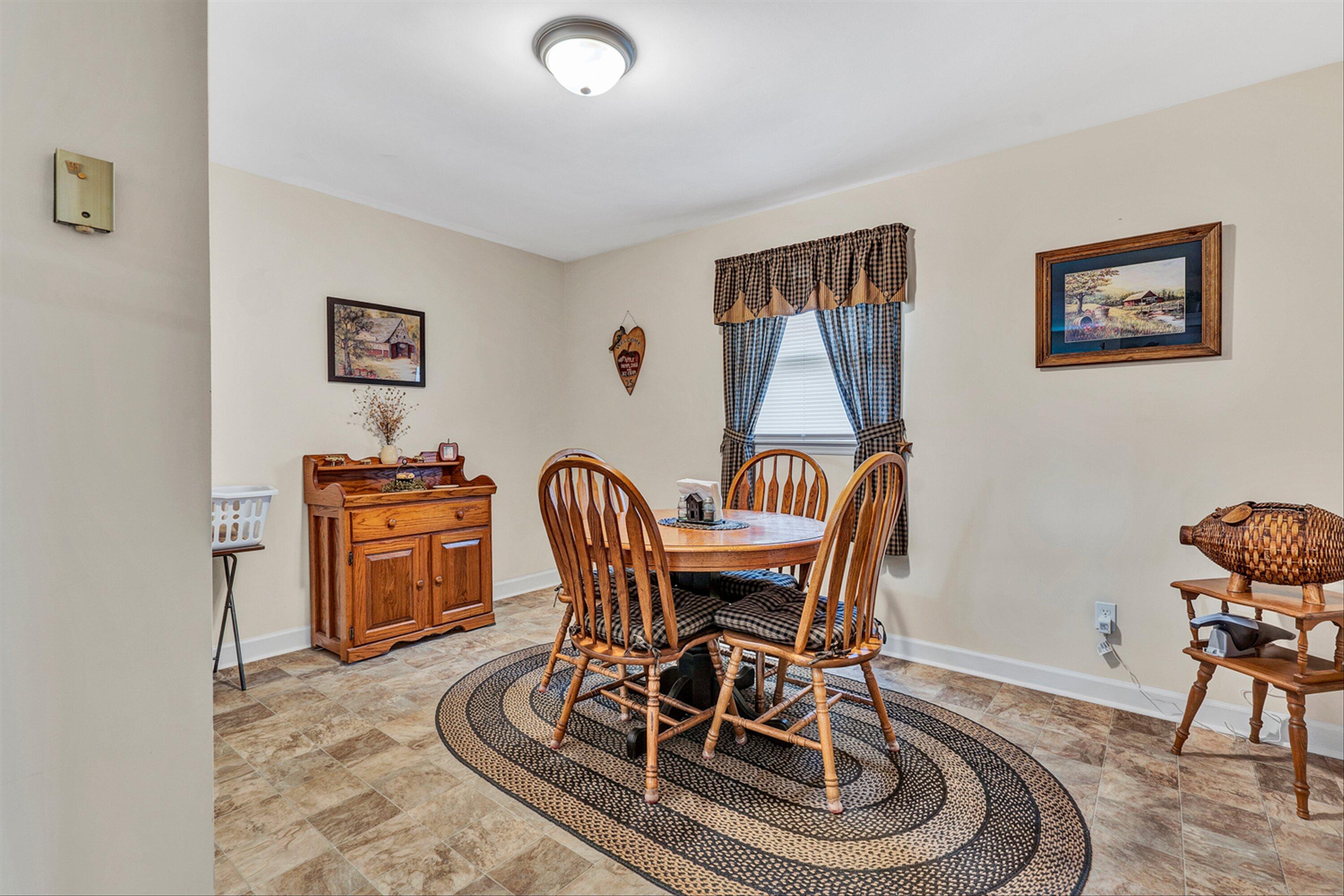 2211 Feather Road Vinton, VA 24179 - Photo 4 of 23 04-DSC8785