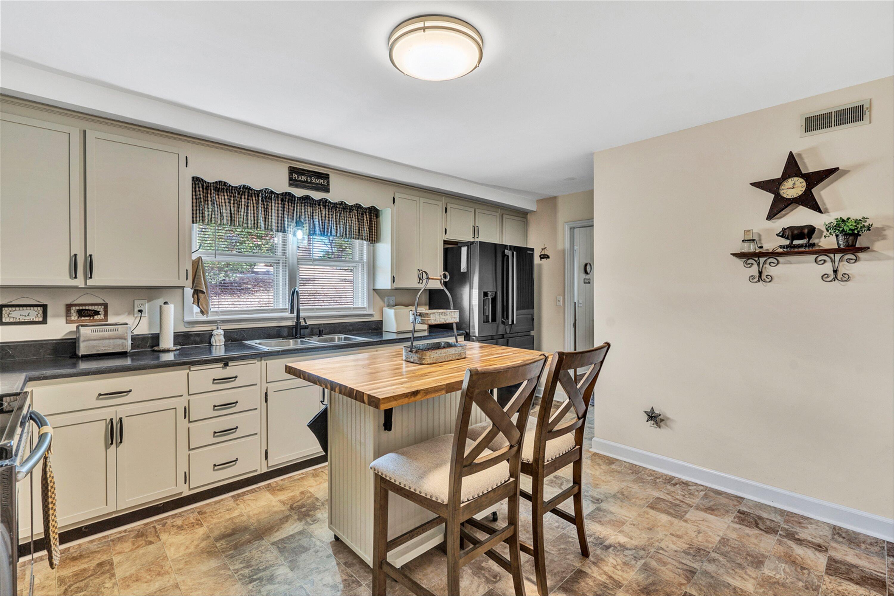 2211 Feather Road Vinton, VA 24179 - Photo 6 of 23 07-DSC8794