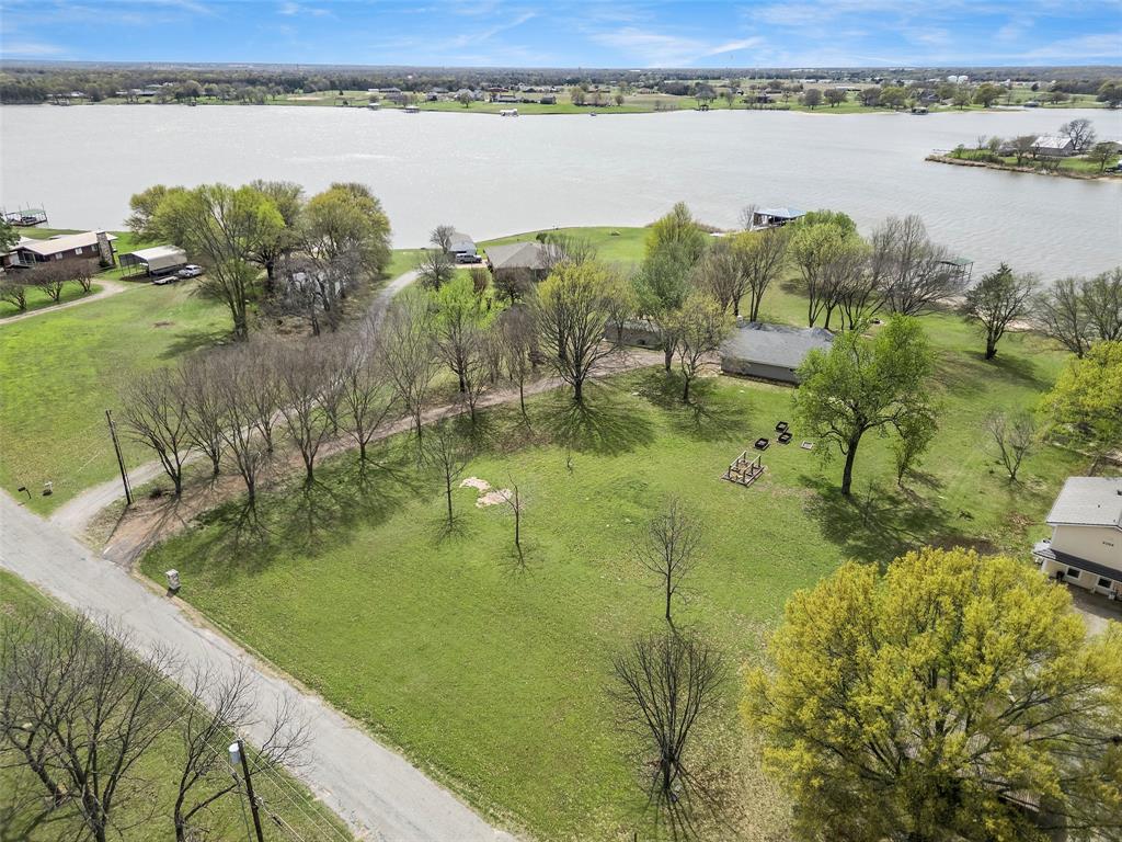 2110 Beavers Point Bonham, TX 75418 - Photo 3 of 40