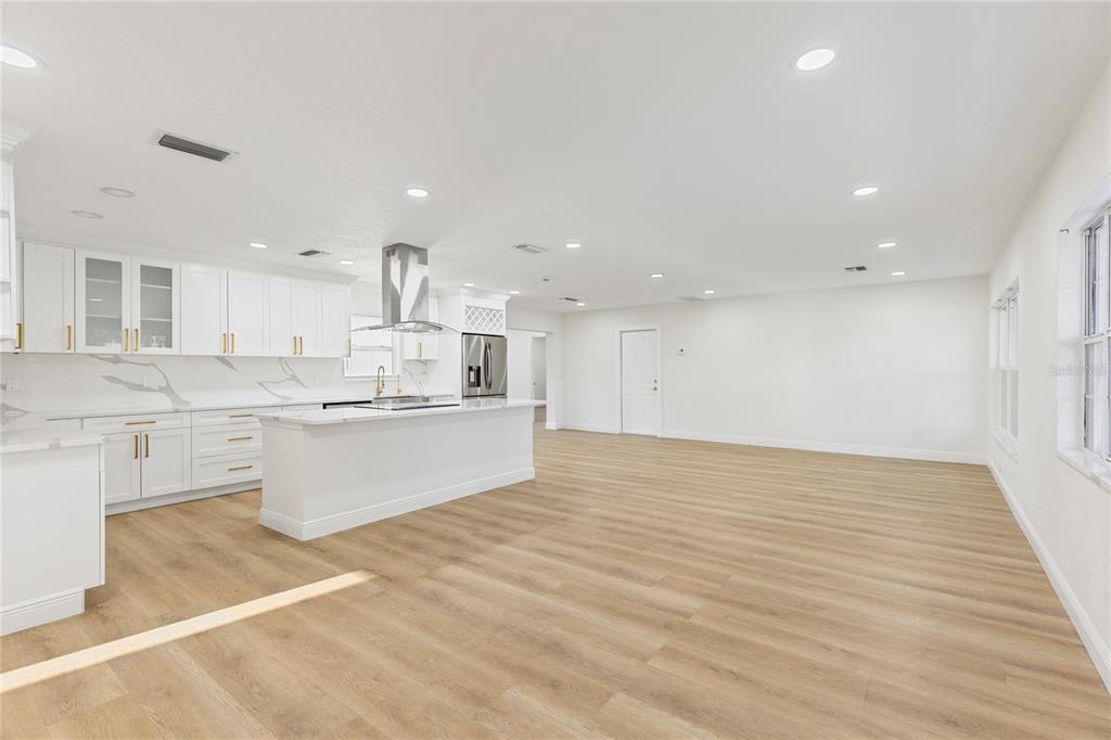 1732 Lakeview Road Clearwater, FL 33756 - Photo 10 of 38 Gallery Image 10