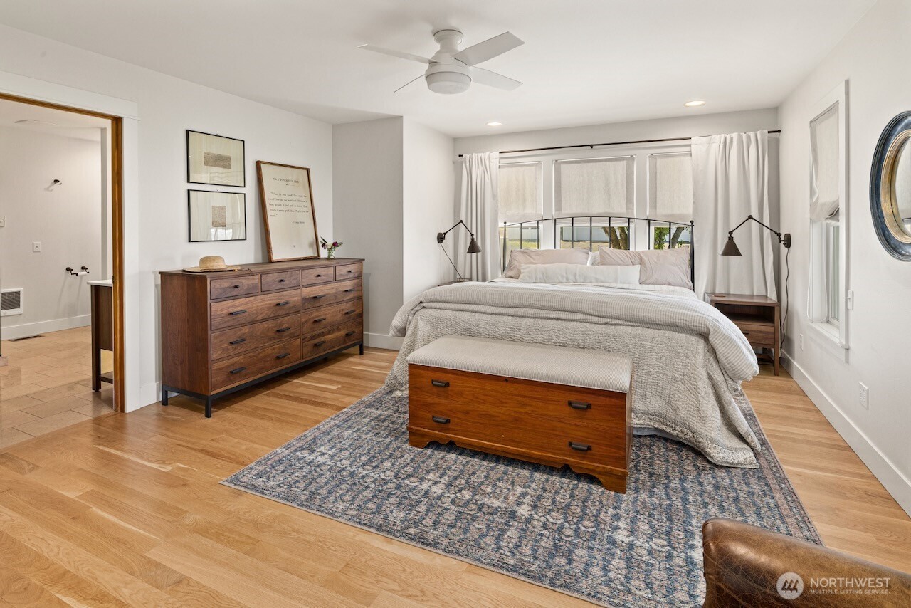 3920 Weaver Road Ellensburg, WA 98926 - Photo 15 of 40 a bed room with a bed and a dresser