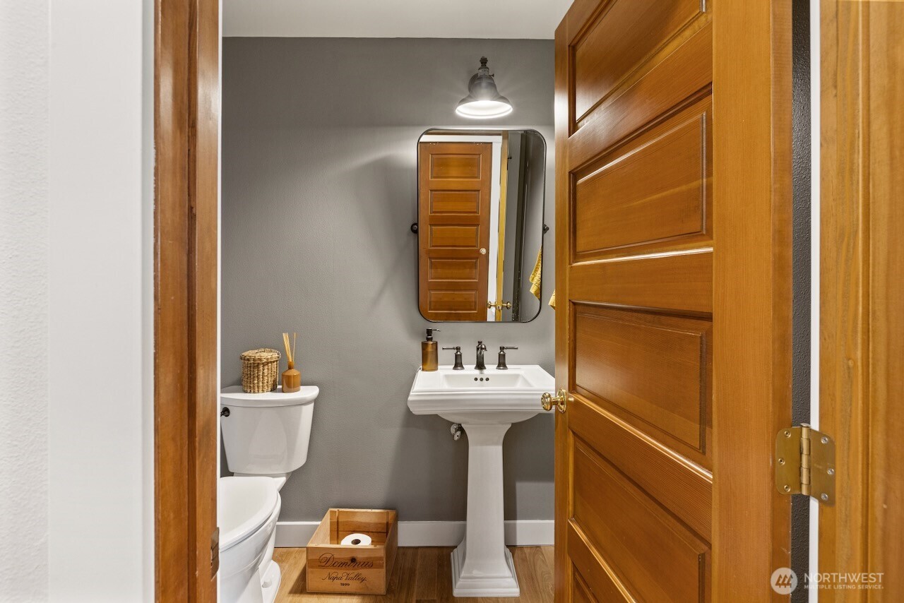 3920 Weaver Road Ellensburg, WA 98926 - Photo 20 of 40 a bathroom with a sink and a mirror