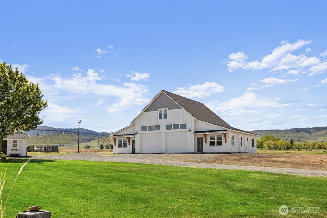 3920 Weaver Road Ellensburg, WA 98926 - Photo 30 of 40 a front view of house with yard and green space