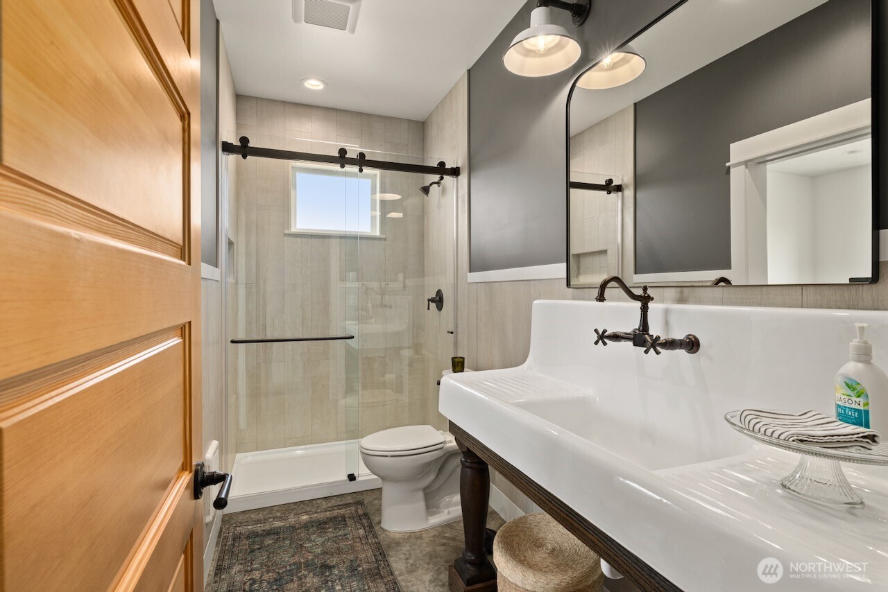 3920 Weaver Road Ellensburg, WA 98926 - Photo 34 of 40 a bathroom with a sink toilet and shower