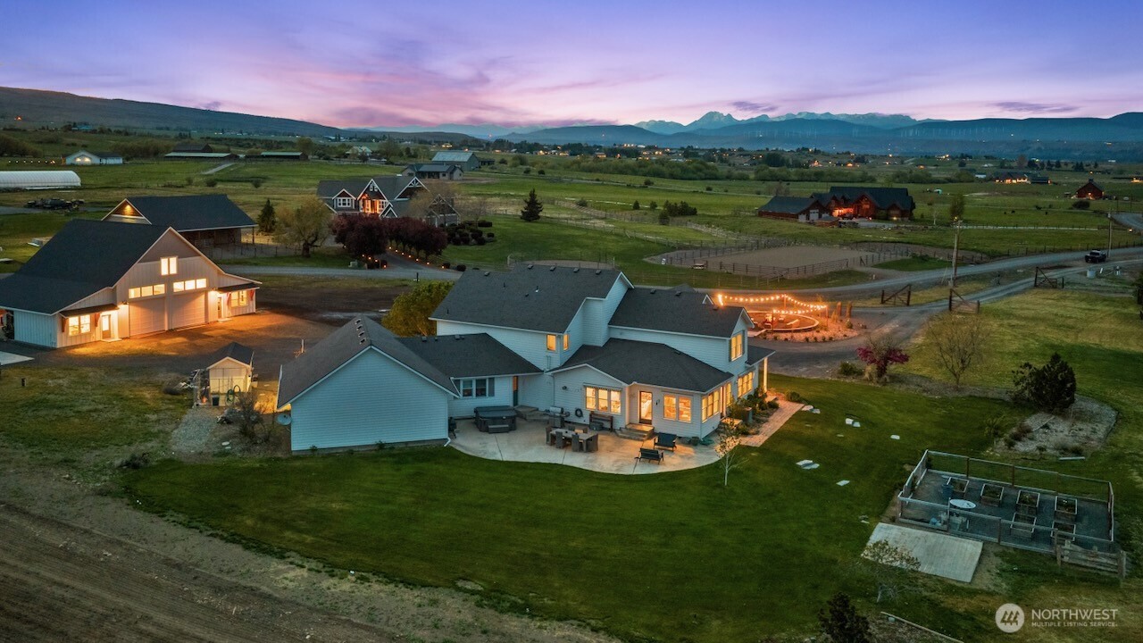 3920 Weaver Road Ellensburg, WA 98926 - Photo 37 of 40 a view of a garden with houses