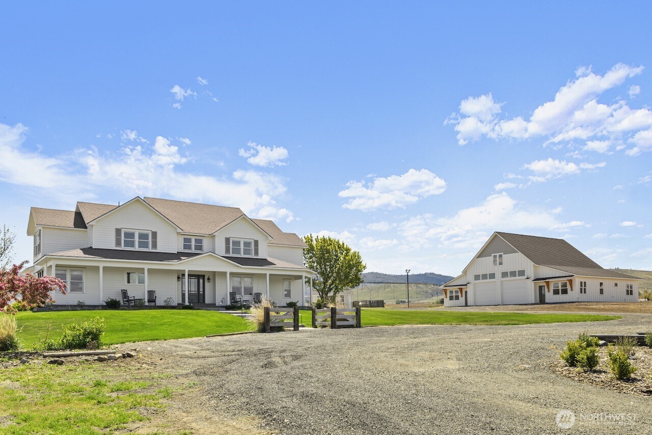 3920 Weaver Road Ellensburg, WA 98926 - Photo 40 of 40 a front view of a house with garden