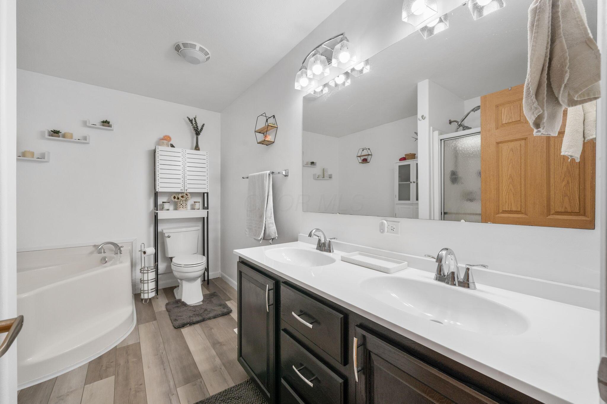 14667 Cleveland Road Southwest Pataskala, OH 43062 - Photo 16 of 33 Owner's Bath