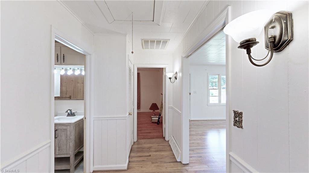 201 Kendall Mill Road Thomasville, NC 27360 - Photo 5 of 30 Hallway