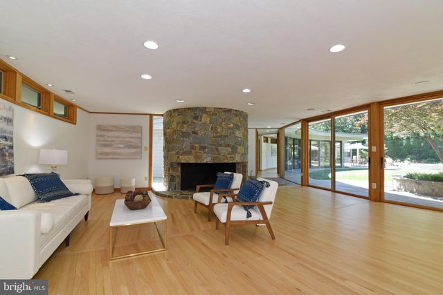 $1,600,000 | 801 Blacks Hill Road, Great Falls, VA 22066