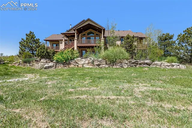 a view of a water pond with green yard