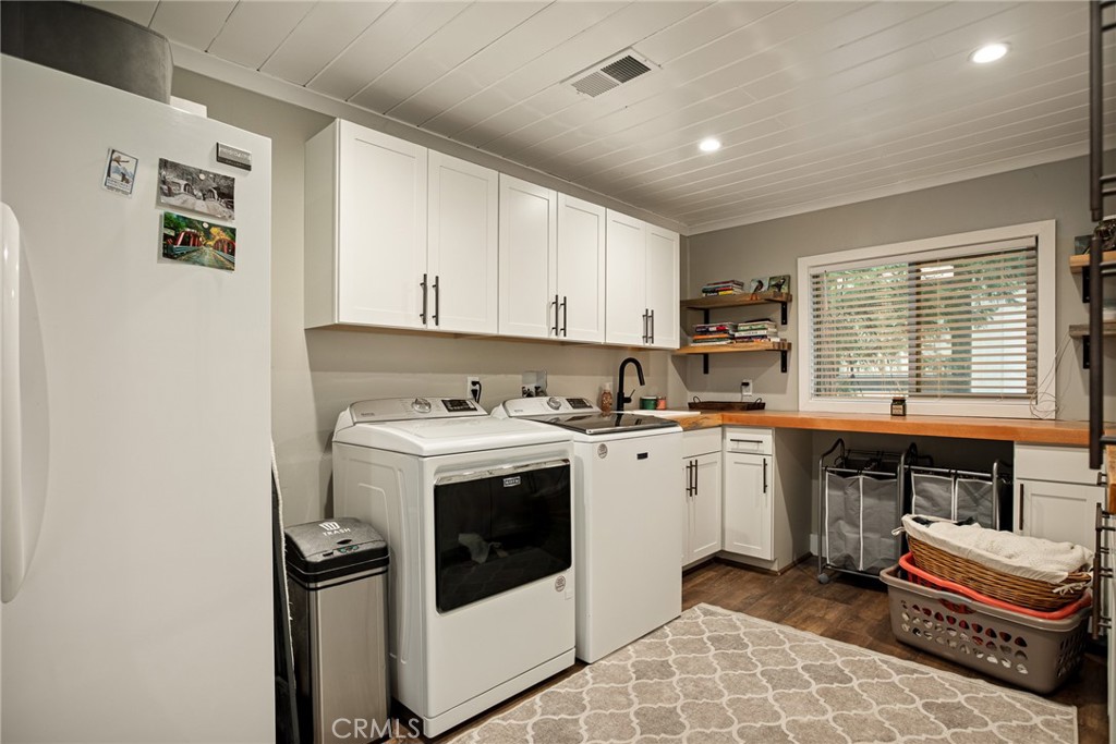 435 Riviera Drive Lake Arrowhead, CA 92352 - Photo 13 of 39 a kitchen with a stove and white cabinets