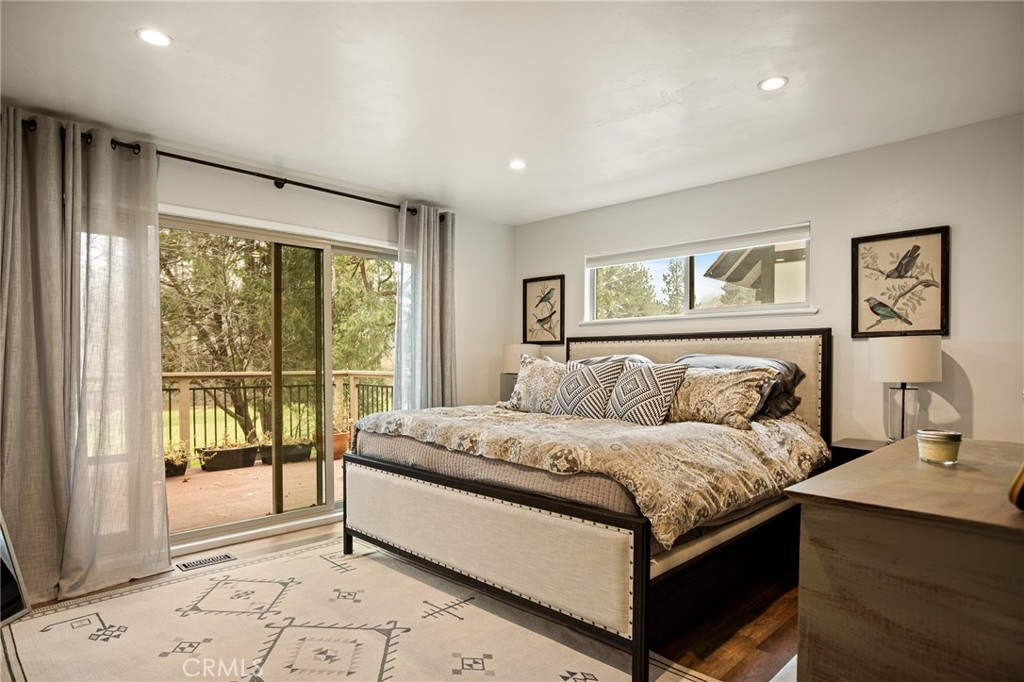 435 Riviera Drive Lake Arrowhead, CA 92352 - Photo 19 of 39 a bedroom with a large bed and a window