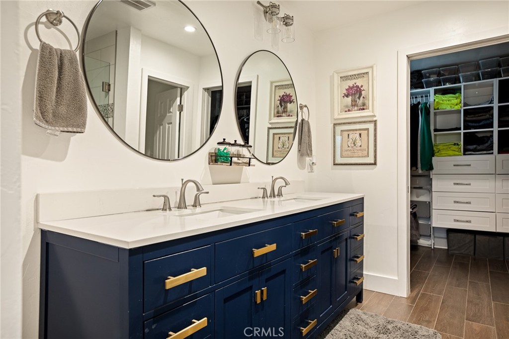 435 Riviera Drive Lake Arrowhead, CA 92352 - Photo 21 of 39 a bathroom with a double vanity sink and a mirror