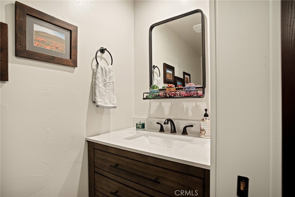 435 Riviera Drive Lake Arrowhead, CA 92352 - Photo 27 of 39 a bathroom with a sink and a mirror
