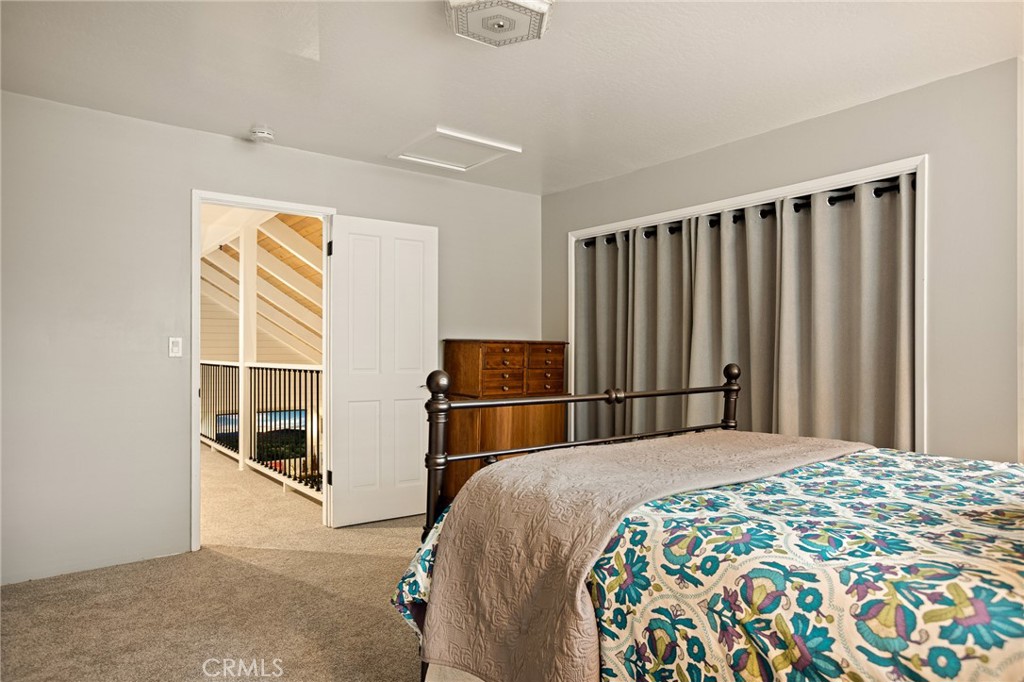 435 Riviera Drive Lake Arrowhead, CA 92352 - Photo 37 of 39 a bedroom with a bed and a window