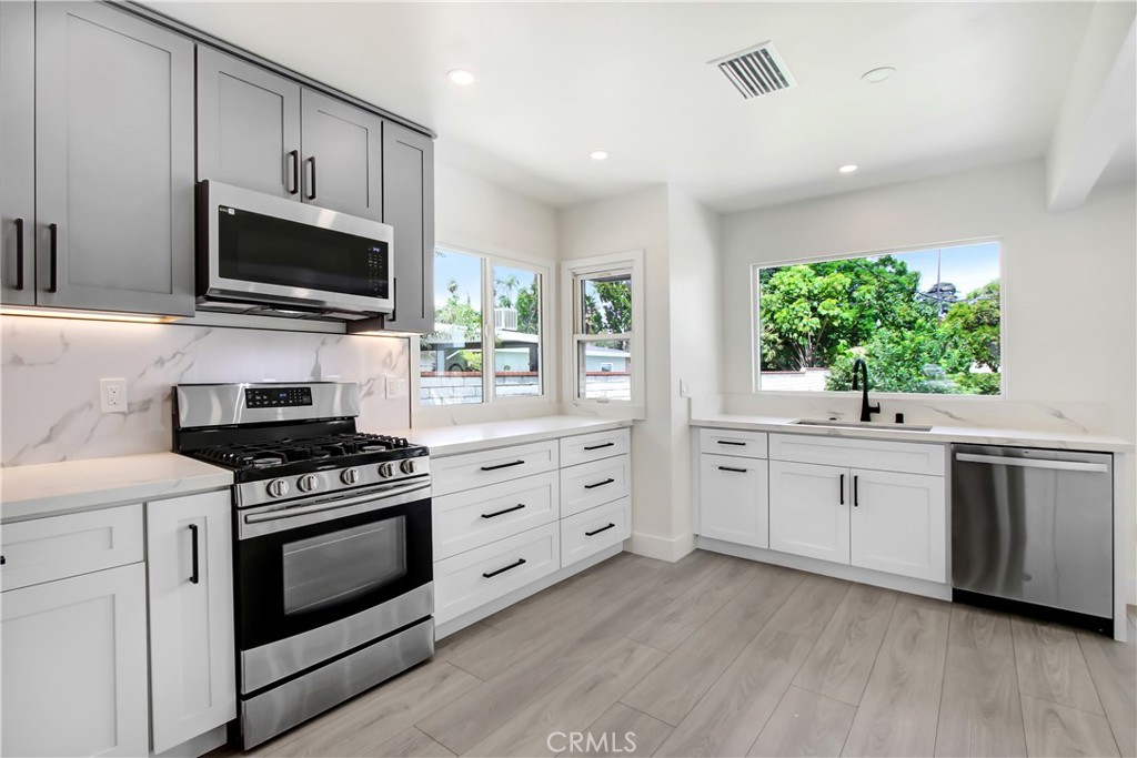 4061 Maplewood Place Riverside, CA 92506 - Photo 10 of 34 Kitchen-Stainless Appliances