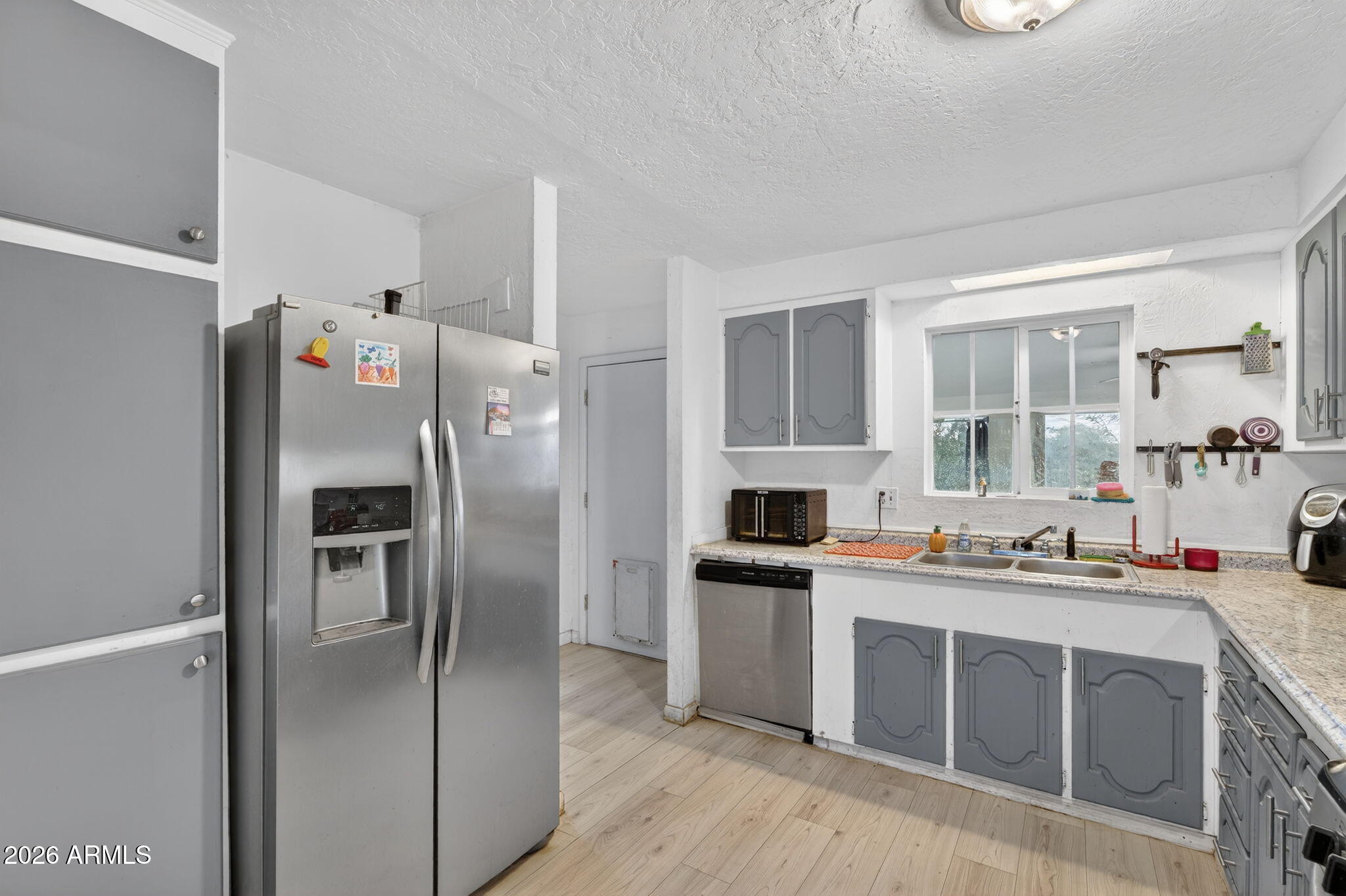 19500 West Bobcat Road Casa Grande, AZ 85122 - Photo 4 of 34 a kitchen with stainless steel appliances a sink stove refrigerator and cabinets