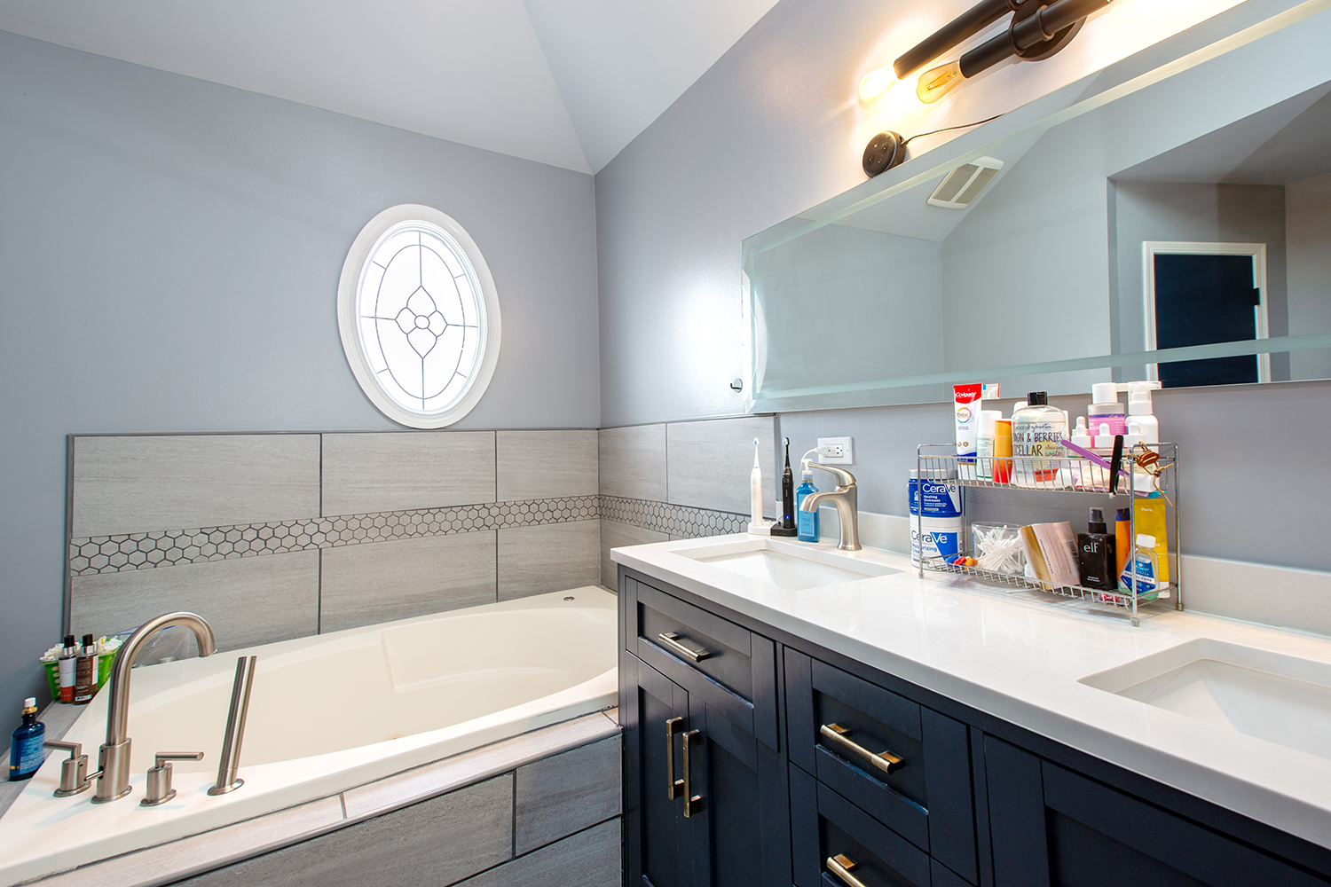 443 Danielle Road Matteson, IL 60443 - Photo 26 of 31 a bathroom with a sink vanity and bathtub