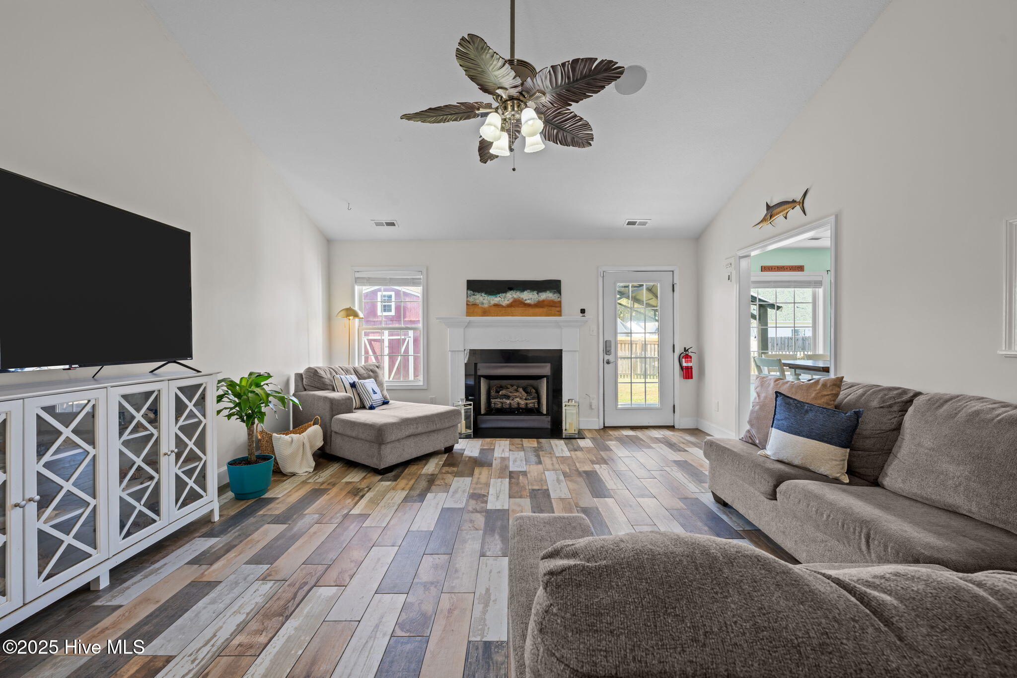 155 MacDonald Boulevard Havelock, NC 28532 - Photo 7 of 36 living room
