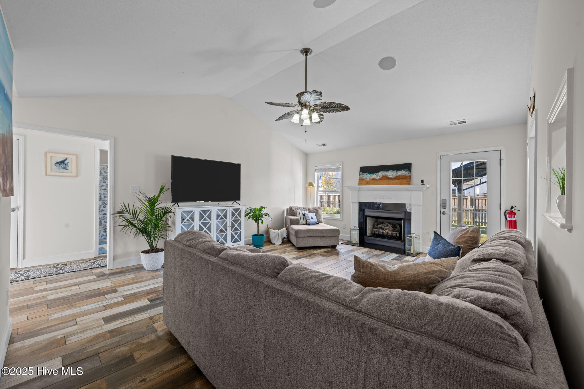 155 MacDonald Boulevard Havelock, NC 28532 - Photo 9 of 36 living room