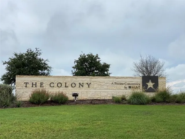 a view of a back yard