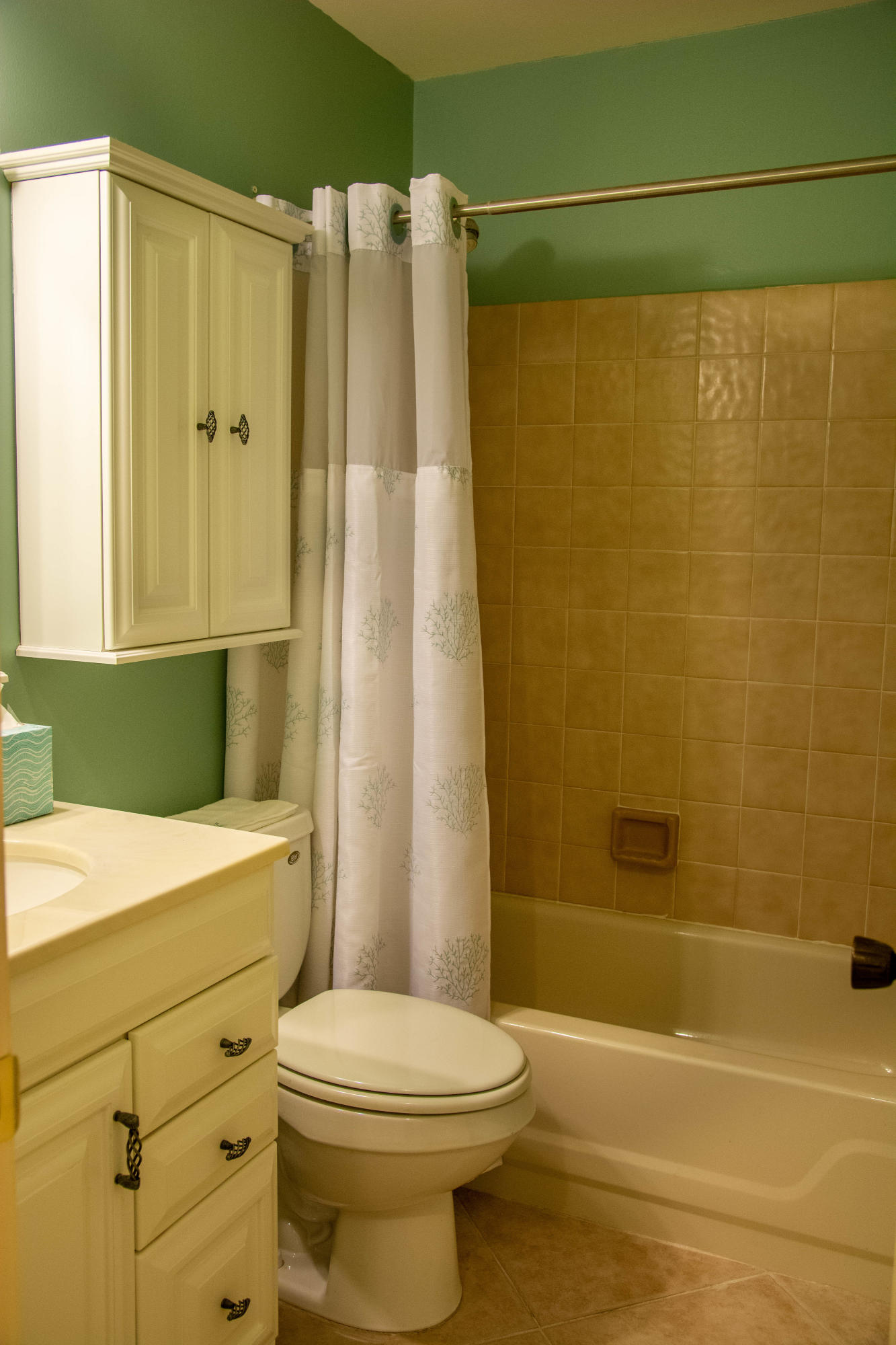 10239 Boca Bend West, Unit H1 Boca Raton, FL 33428 - Photo 11 of 17 GUEST BATHROOM