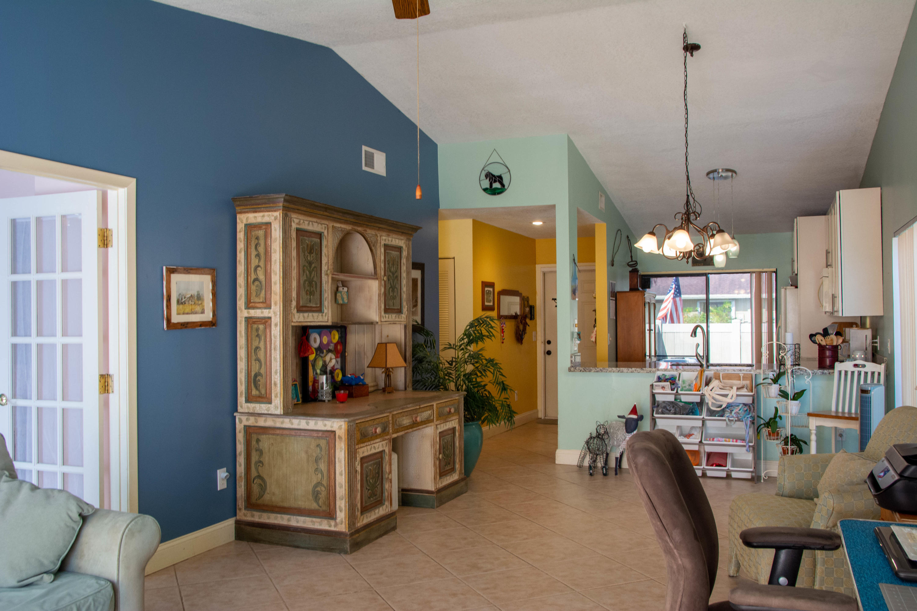 10239 Boca Bend West, Unit H1 Boca Raton, FL 33428 - Photo 4 of 17 LIVING ROOM/KITCHEN