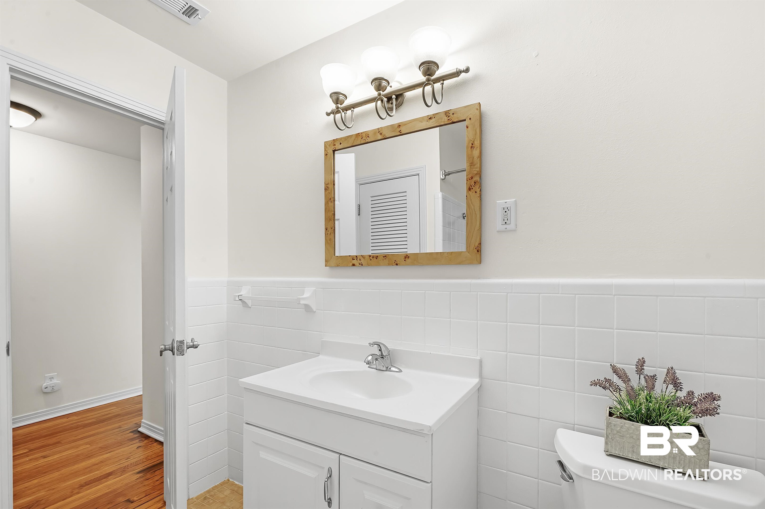 371 Francilla Circle Fairhope, AL 36532 - Photo 28 of 50 Hall Bathroom