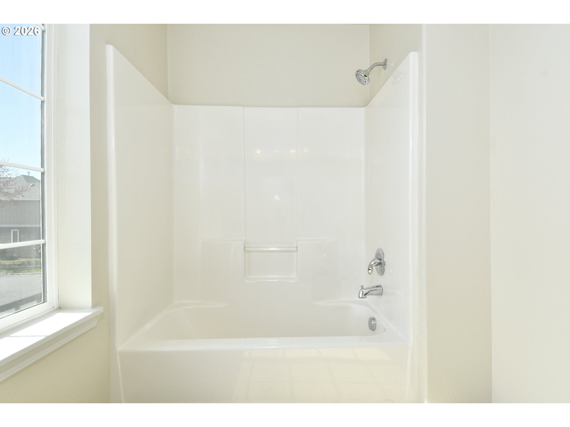 20477 Southwest Marimar Street Beaverton, OR 97078 - Photo 23 of 28 a bathroom with a bathtub