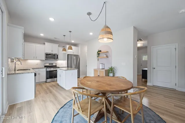 $424,900 | 910 Terraces Lane, Hampstead, NC 28443