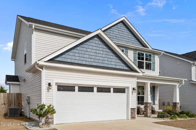 $424,900 | 910 Terraces Lane, Hampstead, NC 28443