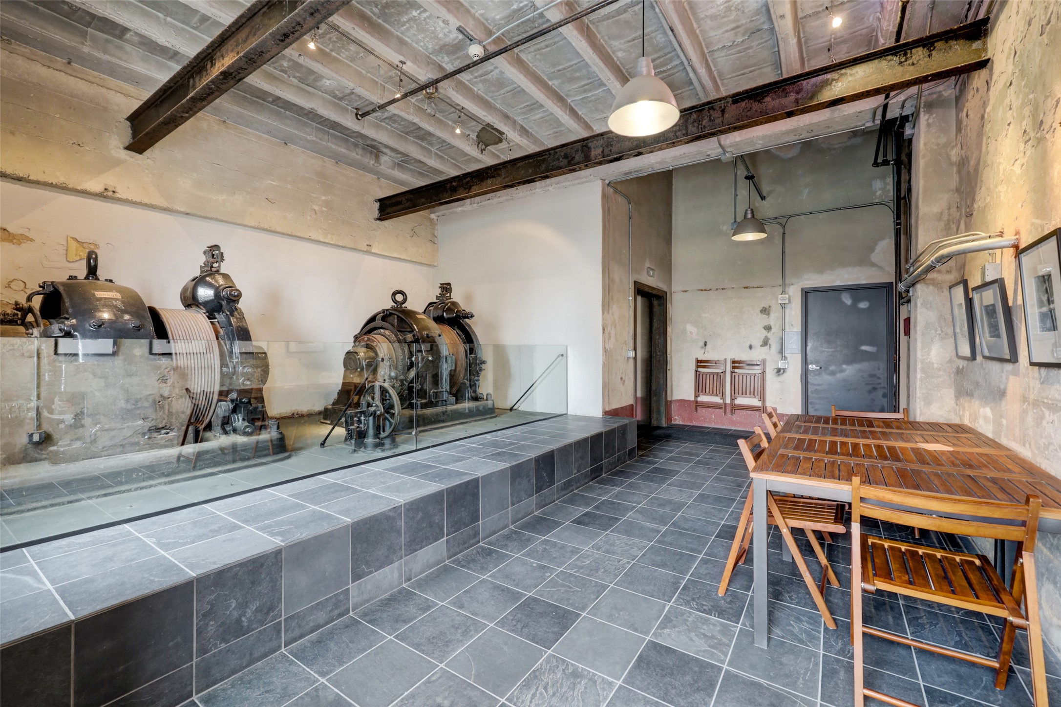 201 Main Street, Unit 6D Houston, TX 77002 - Photo 14 of 24 a room with gym equipment