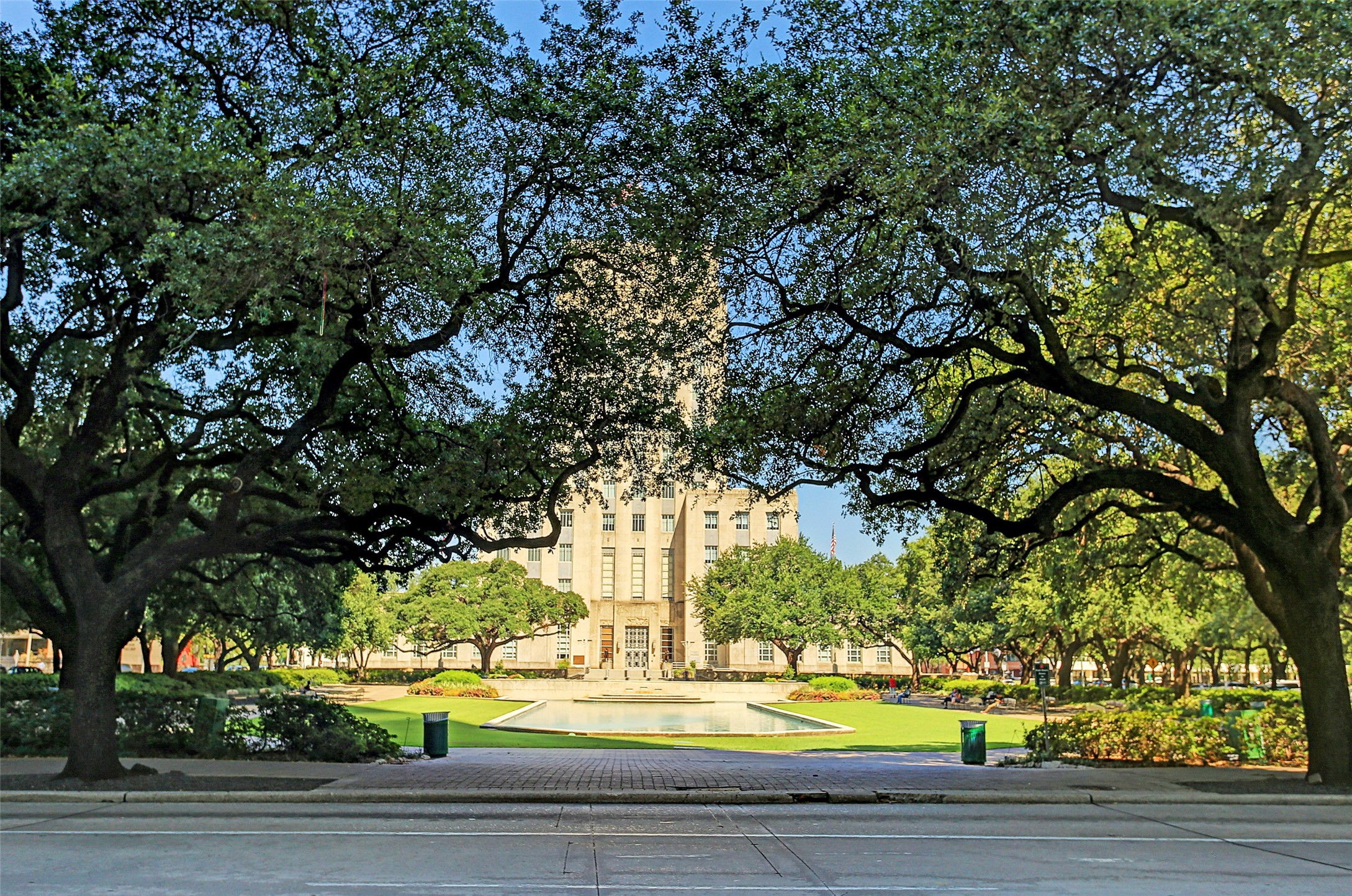 201 Main Street, Unit 6D Houston, TX 77002 - Photo 23 of 24 a view of a yard in front of the house