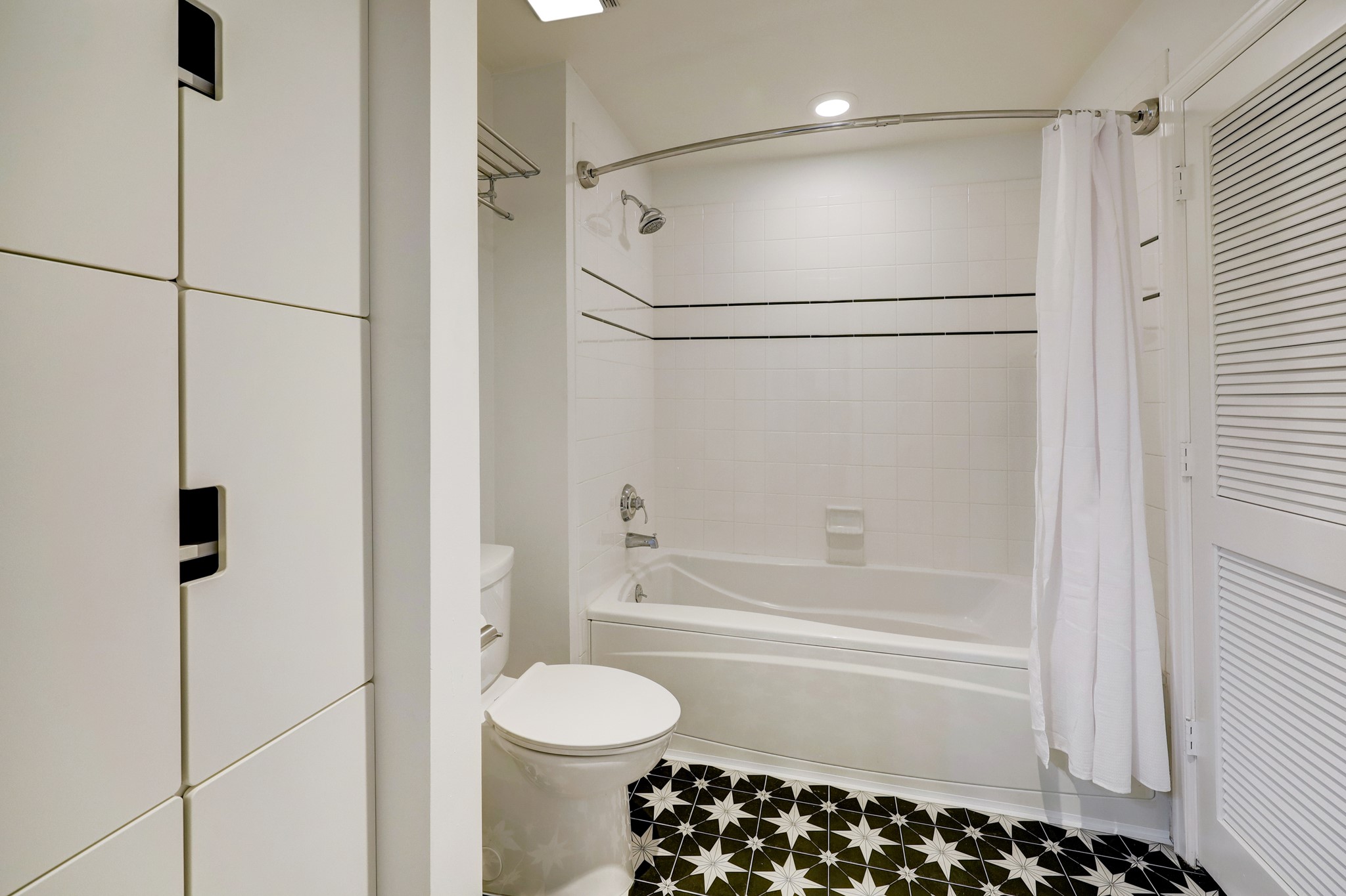 201 Main Street, Unit 6D Houston, TX 77002 - Photo 8 of 24 a bathroom with a bathtub and a shower