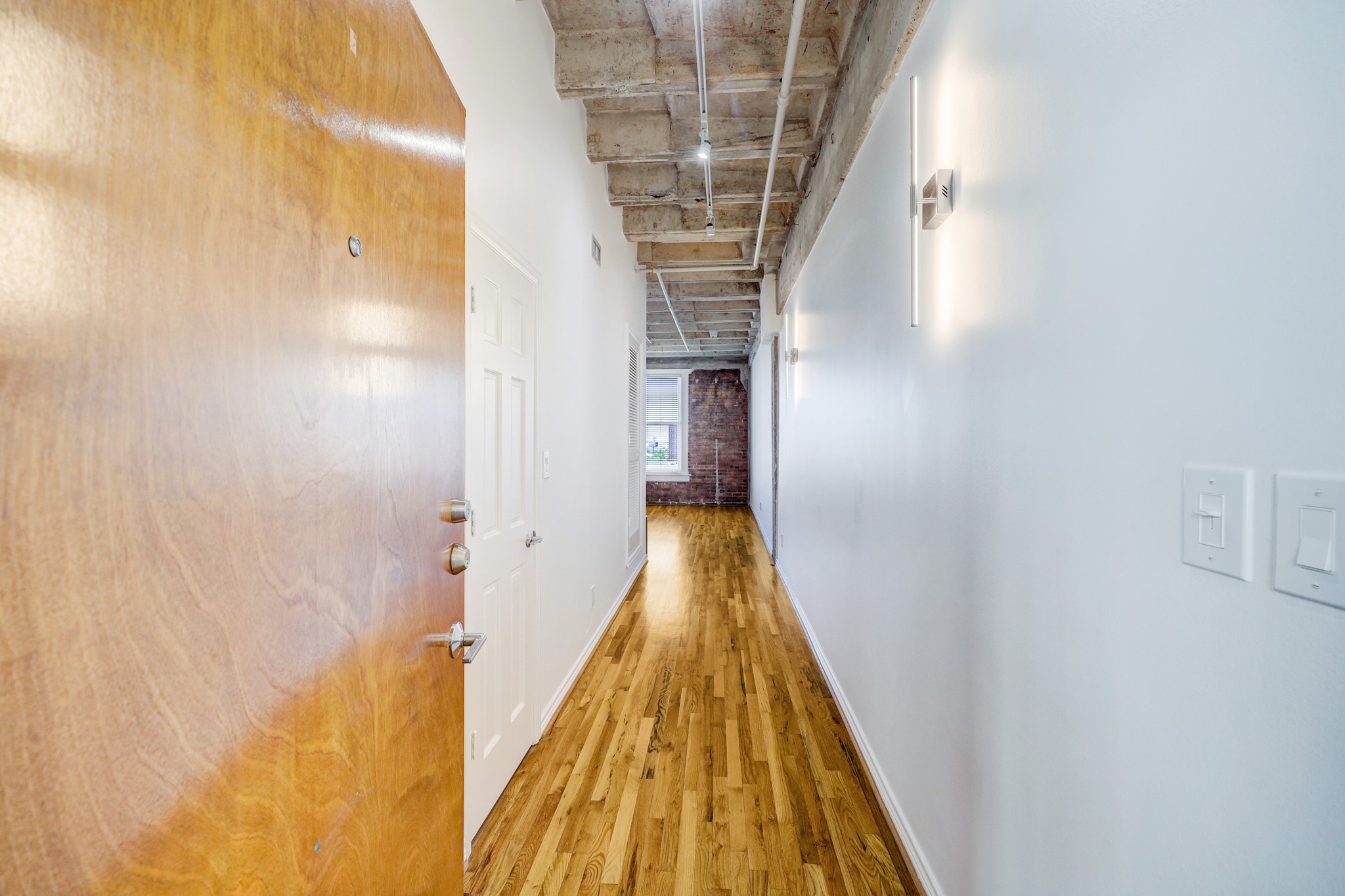 201 Main Street, Unit 6D Houston, TX 77002 - Photo 10 of 24 a view of entryway with a white wall