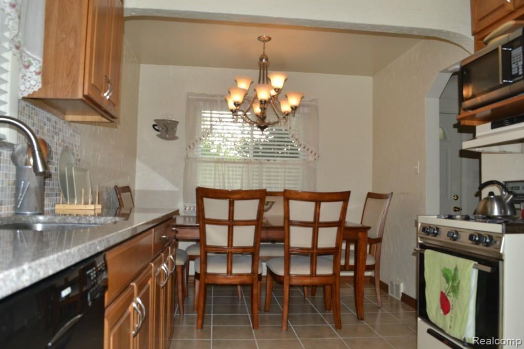 8317 Rosedale Boulevard Allen Park, MI 48101 - Photo 3 of 25 DSC_0022.jpg