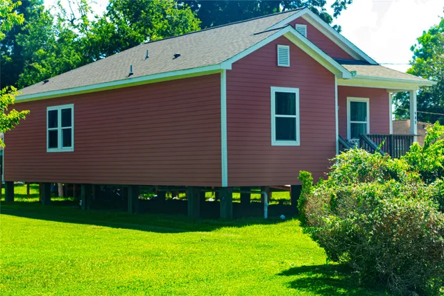 a view of a house with backyard and garden
