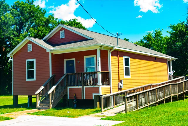 a view of a house with a yard