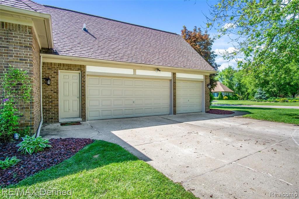 377 Oakbridge Drive Rochester, MI 48306 - Photo 4 of 11