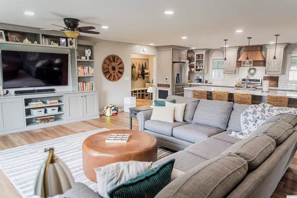 $529,000 | 1737 North 2250th Place, Mendon, IL 62351