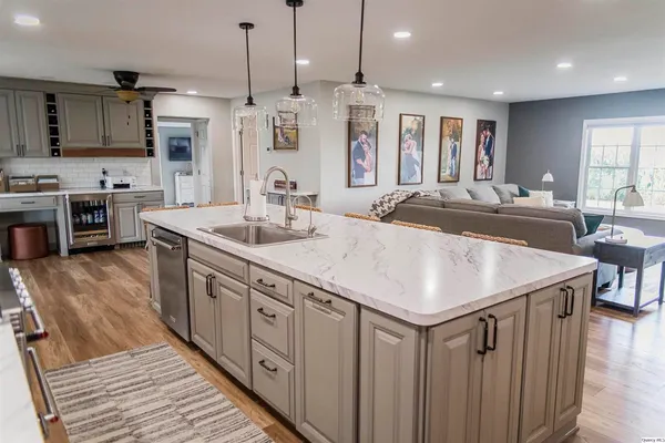 $529,000 | 1737 North 2250th Place, Mendon, IL 62351