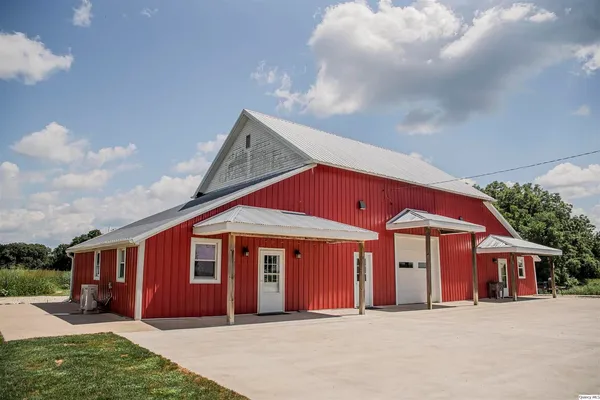 $529,000 | 1737 North 2250th Place, Mendon, IL 62351