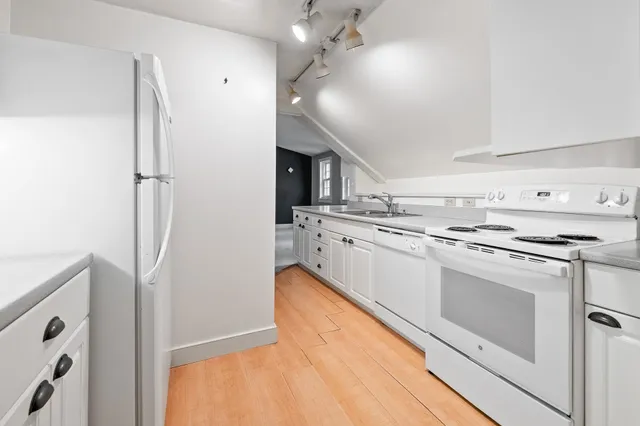 $449,000 | 85 Dartmouth College Highway, Unit 203, Lyme, NH 03768