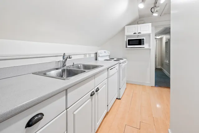 $449,000 | 85 Dartmouth College Highway, Unit 203, Lyme, NH 03768