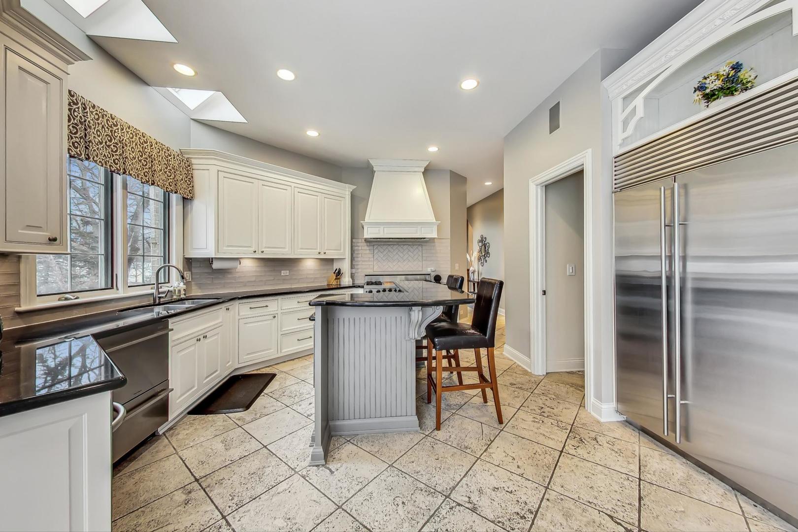 4 Andrew Court Burr Ridge, IL 60527 - Photo 9 of 46 Gallery Image 9