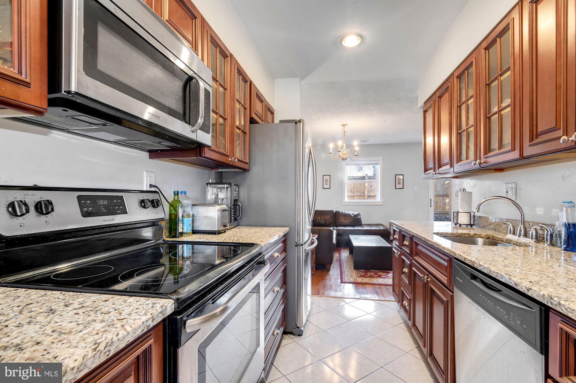 12702 Epping Terrace, Unit 8C Silver Spring, MD 20906 - Photo 3 of 28 SLEEK SMOOTH TOP OVEN
